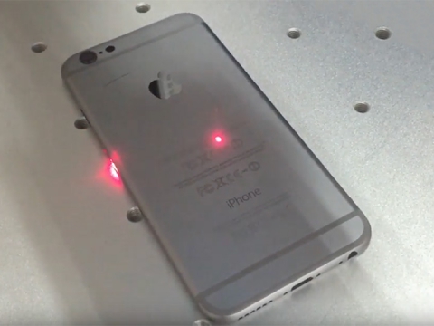 用于 iPhone 手機殼雕刻的光纖激光打標(biāo)機 用于 iPhone 手機殼雕刻的光纖激光打標(biāo)機
