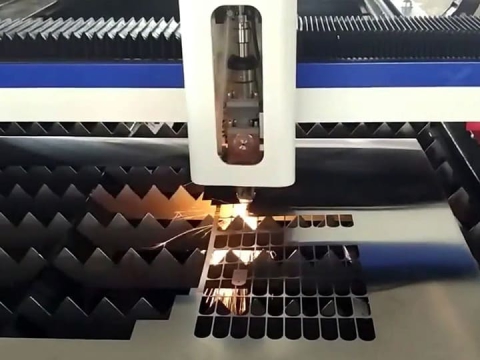 1mm 帶光纖激光器的不銹鋼激光切割機(jī) 1mm 帶光纖激光器的不銹鋼激光切割機(jī)